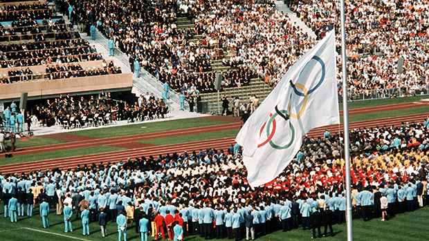 Die olympische Flagge steht auf Halbmast, als 80.000 Menschen im Münchner Olympiastadion der elf getöteten israelischen Athleten und dem ermordeten Polizisten gedenken.